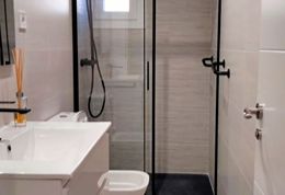Alicatado de baño moderno realizado por Legacy Decoraciones y Reformas en Madrid